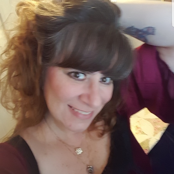 Meet your Posher Ambassador, Laurie 🐞 - Picture 6 of 8